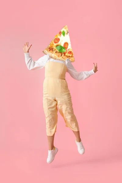 Skoki Kobieta Plasterkiem Smacznej Pizzy Zamiast Głowy Różowym Tle — Zdjęcie stockowe