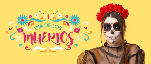 얼굴과 텍스트에 그려진 두개골을 멕시코 Dia Muertos 노란색 배경에 — 스톡 사진