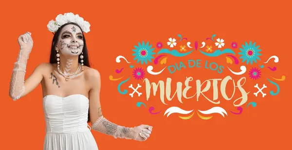 얼굴과 텍스트에 그려진 두개골을 멕시코 Dia Muertos 오렌지 배경에 — 스톡 사진