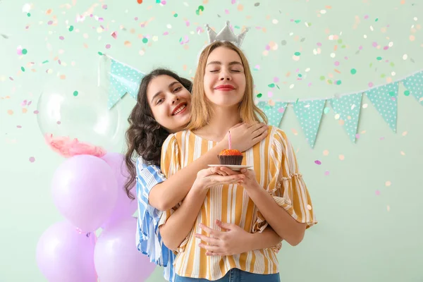 Mujeres Jóvenes Felices Con Muffin Celebrando Cumpleaños Sobre Fondo Verde — Foto de Stock