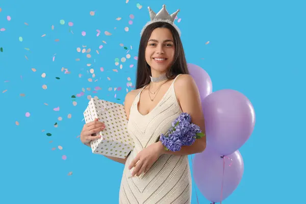 Glad Ung Kvinna Med Gåva Och Blommor Firar Födelsedag Blå — Stockfoto