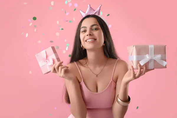 Mujer Joven Feliz Con Regalos Cumpleaños Sobre Fondo Rosa —  Fotos de Stock