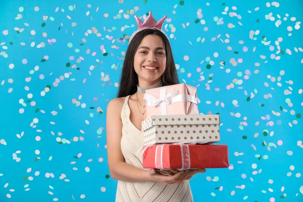 Mujer Joven Feliz Con Regalos Cumpleaños Sobre Fondo Azul —  Fotos de Stock