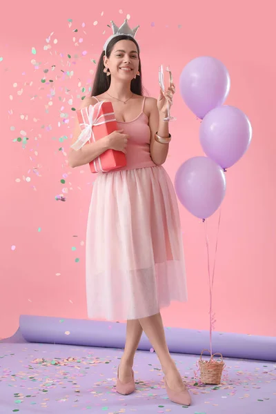 Glad Ung Kvinna Med Glas Champagne Och Födelsedagspresent Färg Bakgrund — Stockfoto
