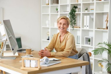 Masada çalışan olgun bir kadın programcı.