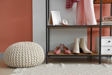 Ayakkabılı raf ünitesi şık bir odada.