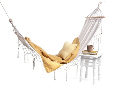 Kareli hamak, yastık, dışkı ve fincanla beyaz arka planda izole edilmiş.