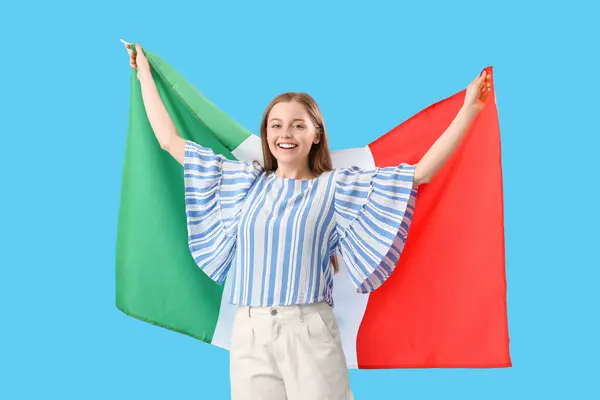 Mooie Jonge Vrouw Met Vlag Van Italië Lichtblauwe Achtergrond — Stockfoto