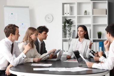 Ofiste çalışan bir grup iş danışmanı