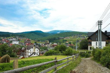 Ukrayna 'daki Karpat Dağları' ndaki köy manzarası