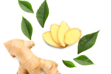 Taze zencefil kökü ve beyaz arkaplanda yapraklar