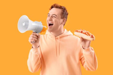 Sarı arka planda lezzetli sosisli ve megafonla bağıran genç adam.