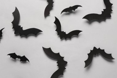 Gri arka planda Cadılar Bayramı partisi için kağıt yarasalar