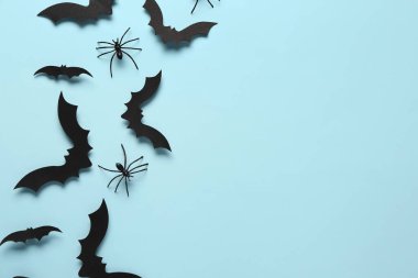 Cadılar Bayramı partisi için mavi arka planda kağıt yarasalar ve örümcekler