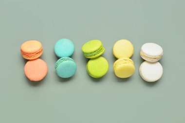 Yeşil arka planda tatlı kurabiyeler