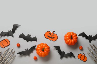 Cadılar Bayramı için arka planda balkabakları, iskelet eller ve kağıt yarasalarla kompozisyon