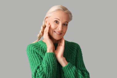 Gri arka planda Olgun kadın