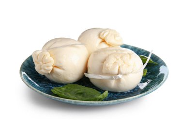 Beyaz arka planda fesleğenli lezzetli Burrata peyniri tabağı