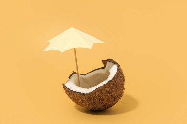 Kahverengi arka planda dekoratif şemsiyeli taze hindistan cevizi