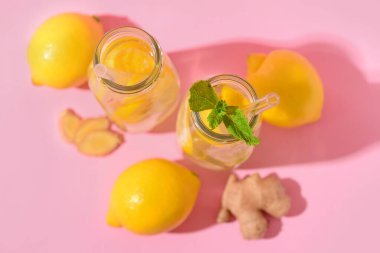 Zencefilli ve nane arkaplanlı lezzetli limonata şişeleri