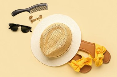 Plaj aksesuarları, bilezik ve saç tarağıyla renklendirilmiş kompozisyon