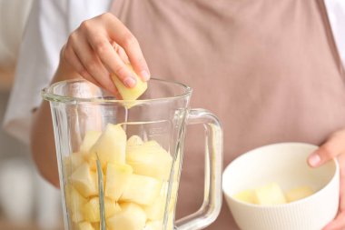 Kadın mutfakta lezzetli kavun püresi hazırlıyor.