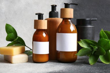 Gri arka planda şampuan ve sabun kalıpları