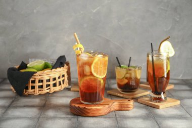 Masada bir bardak soğuk Long Island buzlu çayı