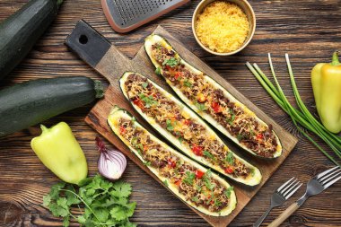 Tahtada kabak dolması ve ahşap arka planda malzemeler var.