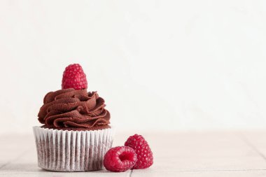 Masada ahududu olan lezzetli çikolatalı kek.