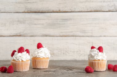 Lezzetli ahududu kekleri masada.