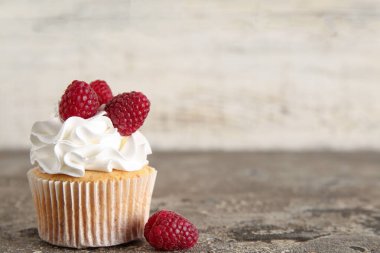 Masada lezzetli ahududulu kek var.