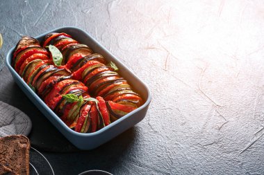 Siyah arka planda lezzetli Ratatouille yemeği.