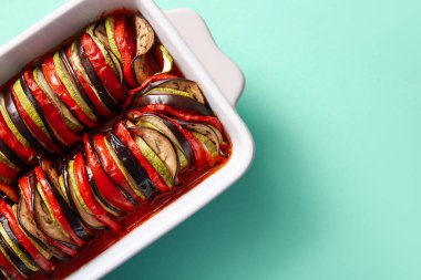 Turkuaz arka planda lezzetli Ratatouille yemeği.