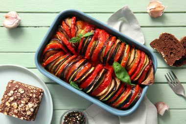 Yeşil ahşap arka planda lezzetli Ratatouille yemeği.