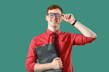 Yeşil arka planda panosu olan genç bir işletme sahibi