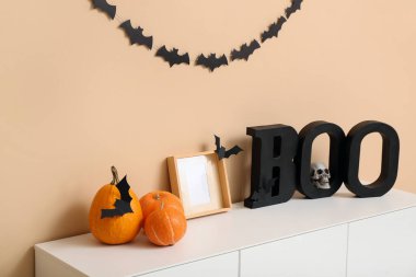 Çerçeveli Cadılar Bayramı balkabakları ve odada tuvalet için arama bülteni.