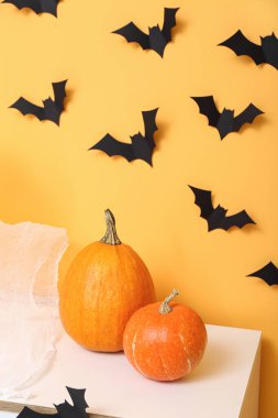 Cadılar Bayramı balkabakları kağıt yarasalar ile odanın duvarında