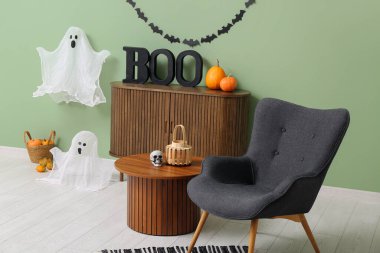 Oturma odasının içi Cadılar Bayramı için koltuk ve masa ile dekore edilmiş.