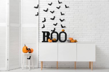 Cadılar Bayramı için balkabakları ve kağıt yarasalarla dekore edilmiş oturma odasının içi.