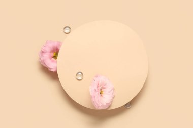 Boş kağıt kağıtlı kompozisyon ve bej arka planda güzel östoma çiçekleri