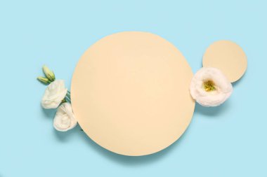 Boş kağıt kağıtlar ve mavi arka planda güzel östoma çiçekleri olan kompozisyon