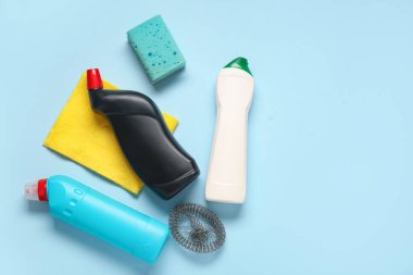 Mavi arkaplanda temizlik ürünleri seti