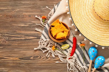 Tahta arka planda Bağımsızlık Günü için Meksika sembolleri ve yiyecek kompozisyonu