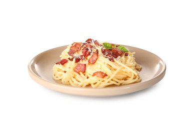 Beyaz arka planda lezzetli makarna tabağı.