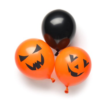 Beyaz arka planda farklı komik Cadılar Bayramı balonları