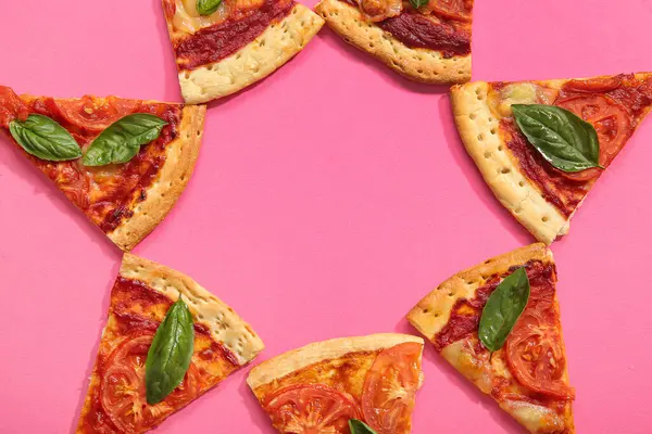 Telaio Realizzato Con Fette Gustosa Pizza Sfondo Rosa — Foto Stock