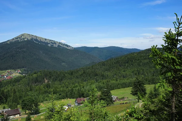 Berglandschaft Mit Kleinem Dorf Den Karpaten Ukraine — Stockfoto