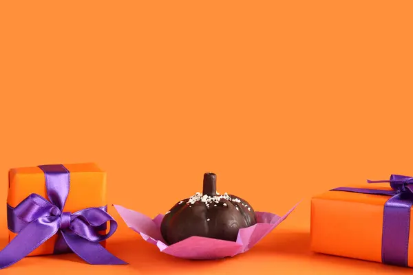 Heerlijke Chocoladetaart Geschenkdozen Voor Halloween Viering Oranje Achtergrond — Stockfoto
