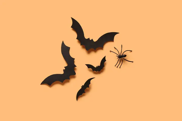 橙色背景的万圣节派对纸制蝙蝠和蜘蛛 — 图库照片